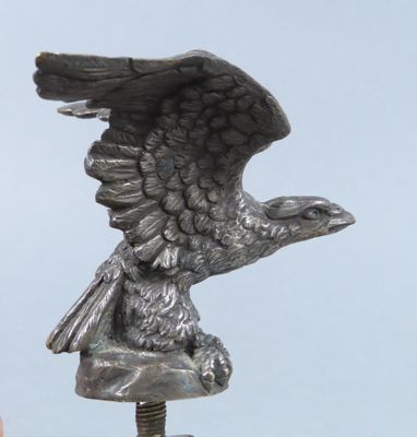 une statue représentant un aigle perché au sommet d'un rocher