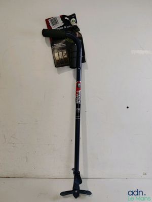 un gros plan d'un poteau surmonté d'un sac