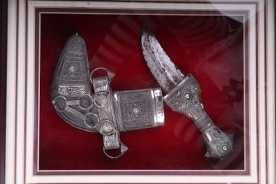 une photo d'une photo représentant un pistolet et un couteau, dans un cadre