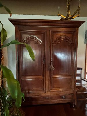 une armoire en bois dans un coin du salon