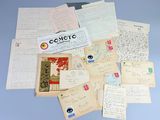une pile de vieilles lettres et de papiers sur une table
