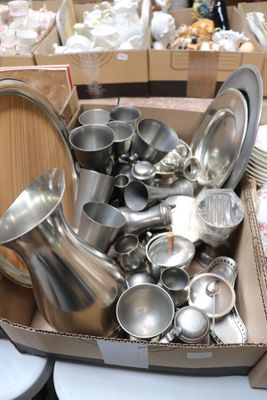 une boîte remplie d'objets en argent posée sur une table