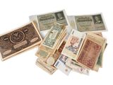 il y a de nombreux types d'argent différents sur la table