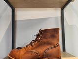 des bottes Red Wing sur une étagère dans un magasin de chaussures