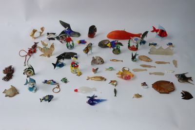 beaucoup de petites figurines qui se trouvent sur la table
