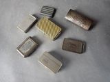 cinq types différents de briquets posés sur une table