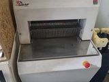 une machine qui se trouve dans le coin d'une pièce