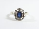 gros plan d'une bague en saphir bleu et diamant sur une surface blanche