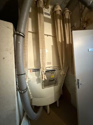 un réservoir posé au milieu d'une pièce