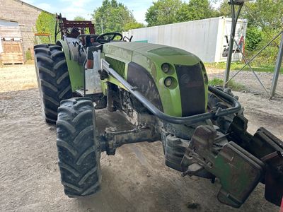 un tracteur garé dans la terre