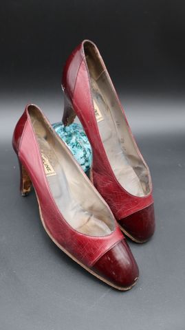 CELINE – Paire de chaussures à talon en cuir bordeaux. Pointure 3...