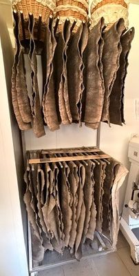 une armoire avec beaucoup de vêtements suspendus dedans