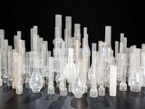 un grand nombre de bouteilles en verre posées sur une table
