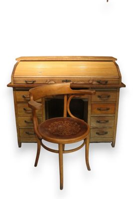 un bureau en bois avec une chaise en bois à côté