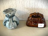deux vases posés sur une table