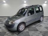 une camionnette argentée garée sur un sol en damier