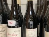 plusieurs bouteilles de vin sont alignées sur un comptoir