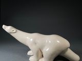 une figurine d'ours polaire blanc posée sur une table