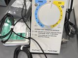 un panneau de commande posé sur un bureau, avec une souris et d'autres appareils électroniques