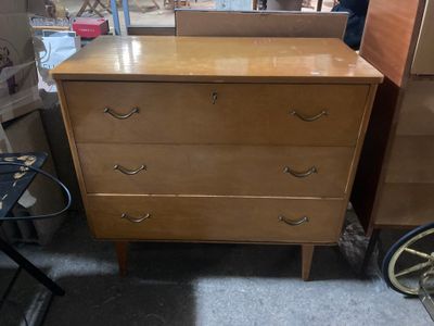 une commode surmontée d'un miroir dans une pièce