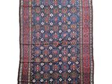 un tapis bleu et rouge sur fond blanc