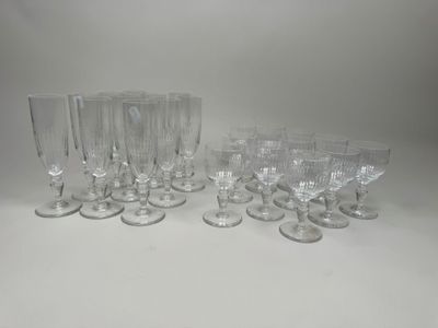 beaucoup de verres à vin vides sur la table
