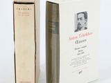 deux livres posés l'un à côté de l'autre sur une surface blanche