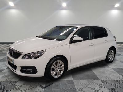 la voiture blanche est garée sur un carrelage à carreaux