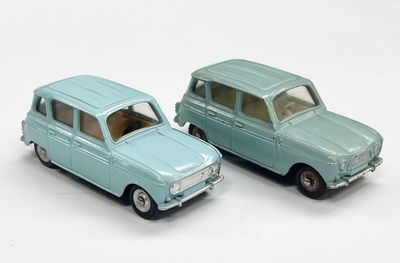 deux voitures jouets assises l'une à côté de l'autre sur une surface blanche