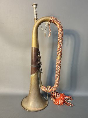 une vieille trompette en laiton entourée d'une corde