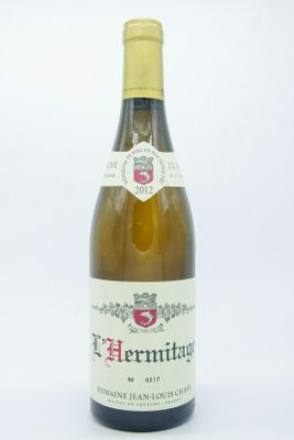 une bouteille de vin posée sur une table