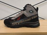 une chaussure posée sur une étagère en bois
