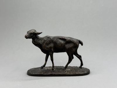 une statue de chèvre posée sur un socle