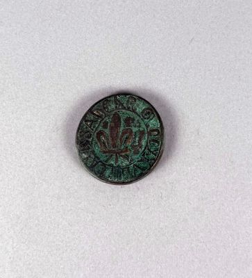 Gros plan sur une pièce de monnaie ornée d'une couronne