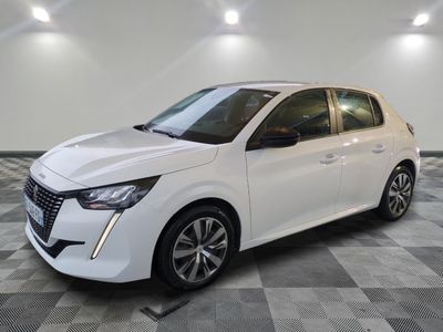 une voiture blanche garée dans une pièce au sol en damier