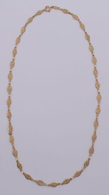 un collier en or sur fond blanc