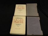 trois livres empilés les uns sur les autres sur une surface noire