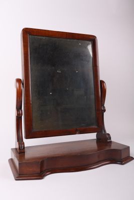 un miroir posé sur un support en bois, sur lequel est posé un autre miroir