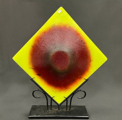 peinture représentant un diamant jaune au centre rouge sur un fond noir