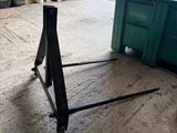 une photo d'un chariot élévateur dans un garage
