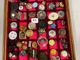 une boîte en bois remplie d'une multitude de boutons et de broches