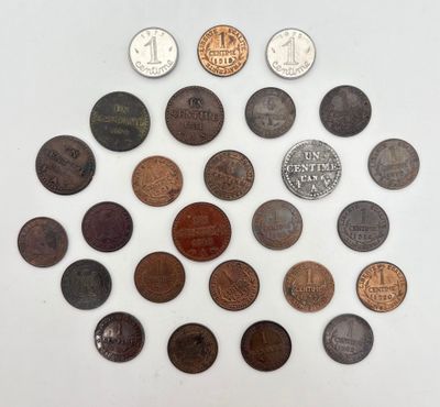 gros plan d'un paquet de pièces de monnaie sur une surface blanche