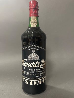 une bouteille d'alcool posée sur une table