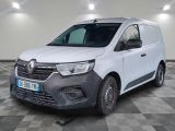 la camionnette blanche est garée sur le sol en damier d'un garage