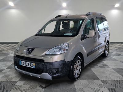 une camionnette argentée garée sur un sol en damier