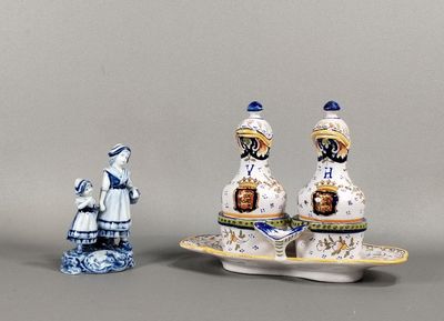 deux figurines assises l'une à côté de l'autre