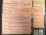 une photo d'une photo d'une collection de timbres exposée