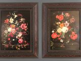 deux tableaux représentant des fleurs, encadrés, accrochés au mur d'une pièce