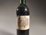 une bouteille de vin posée sur une table