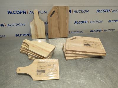 Plusieurs planches à découper sont posées sur une table.